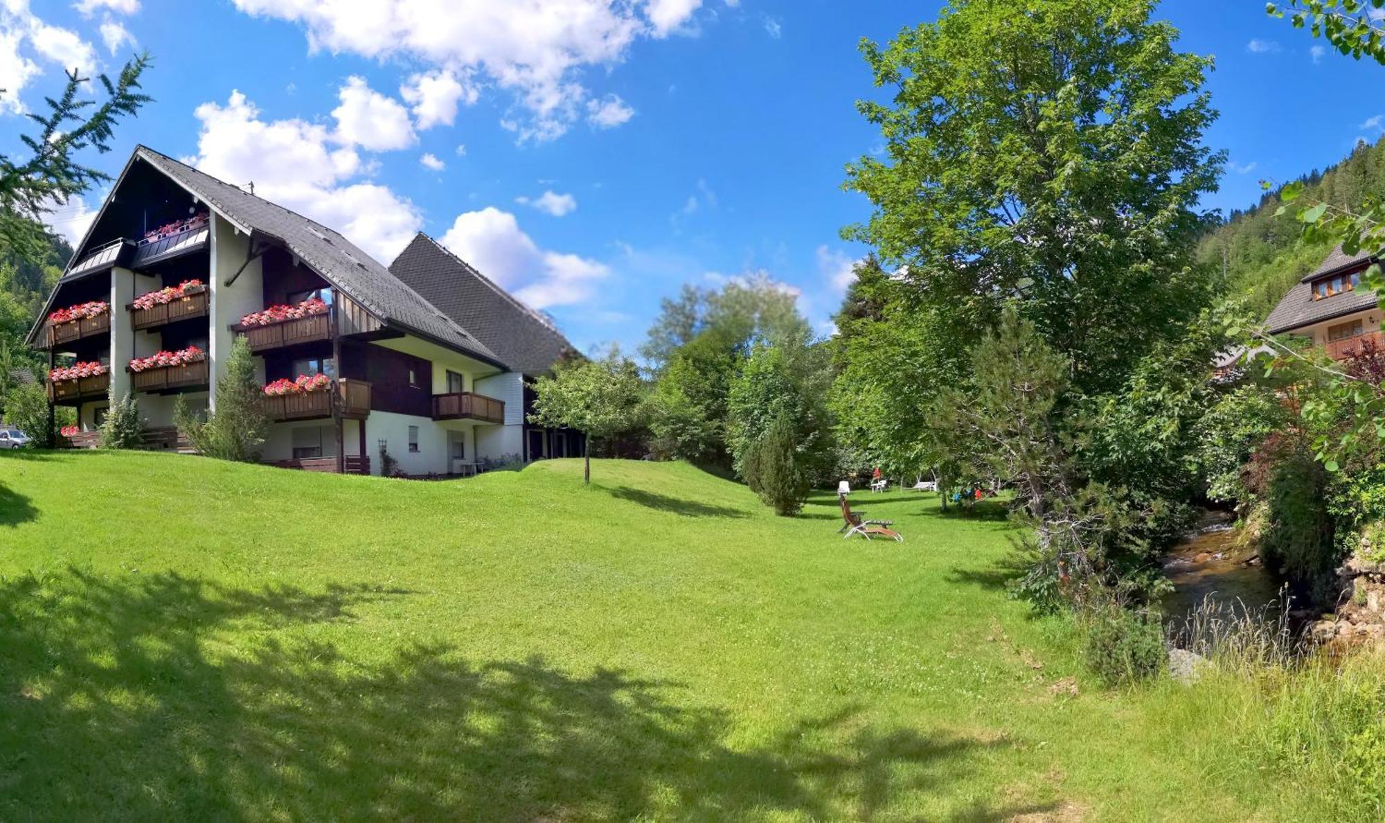 Naturidyll Am Fluss - Ferienhaus Albmatte - Grosser Garten Zum Grillen Und Entspannen-Direkt Neben Dem Radon Revitalbad Mit Sauna Und Thermalbecken Санкт Блазиен Екстериор снимка